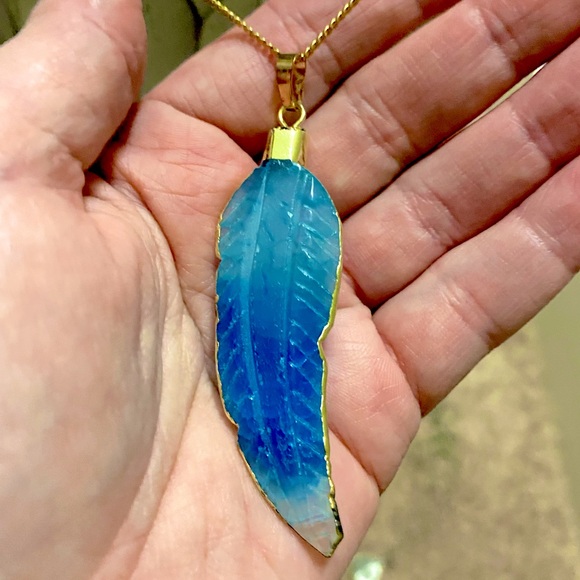 14kt ygp BNIB Blue Ombré Feather Geode Pendant On Necklace - Picture 4 of 14